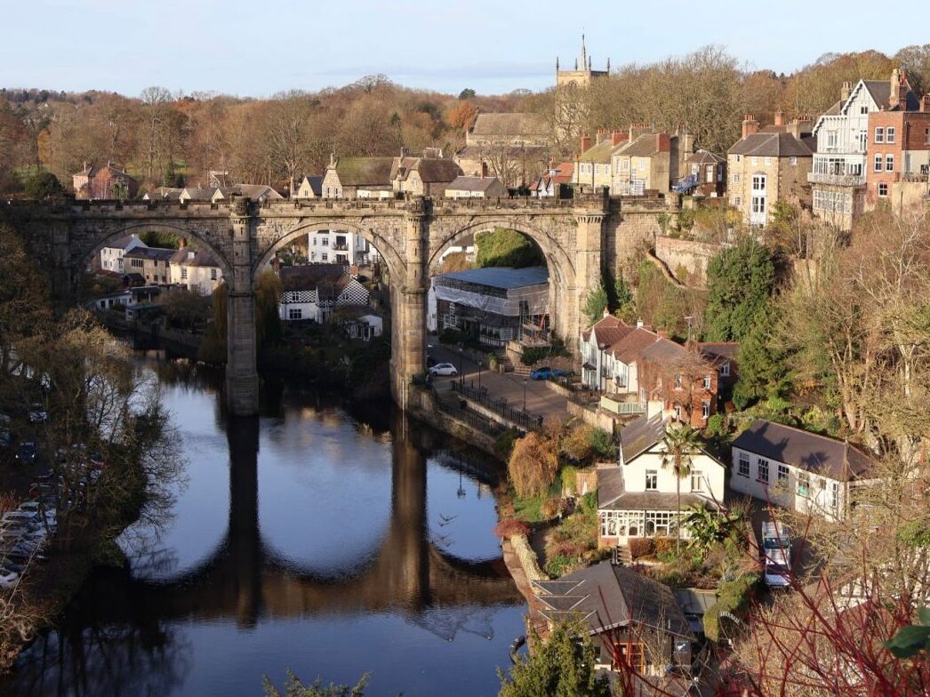 【英國 Knaresborough 納爾斯伯勒】旅遊攻略:油畫小鎮景點、交通、最佳拍照位置 - 第1張圖