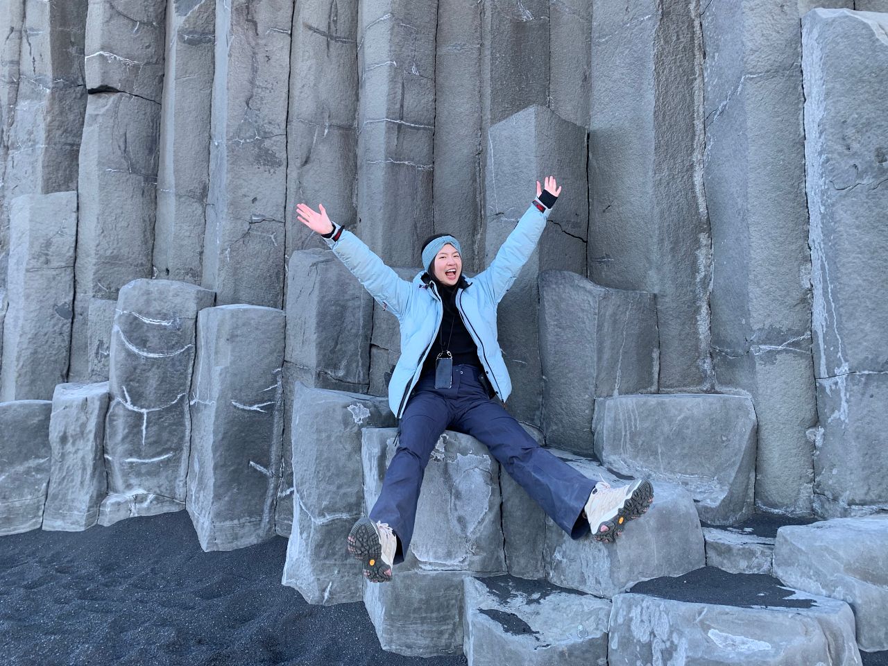 【冰島】雷尼斯黑沙灘 Reynisfjara Beach|黑沙灘成因、六邊型玄武岩柱 - 第16張圖 Reynisfjara