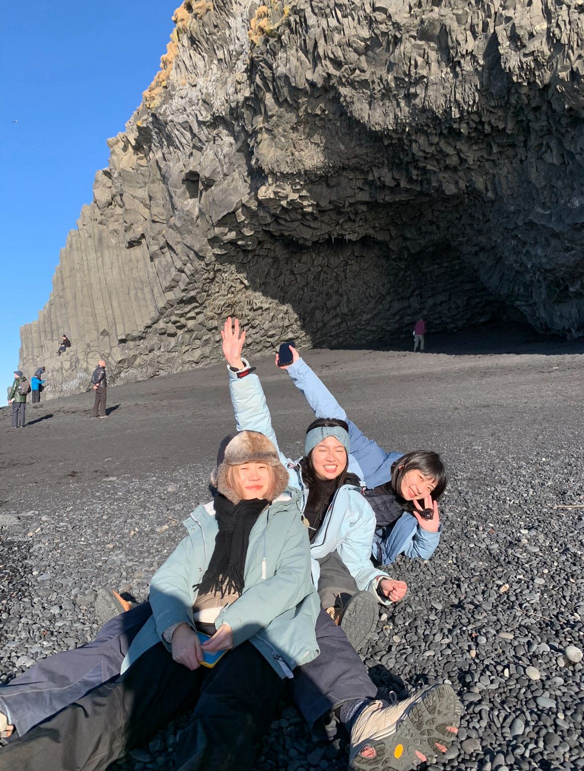 【冰島】雷尼斯黑沙灘 Reynisfjara Beach|黑沙灘成因、六邊型玄武岩柱 - 第17張圖 Reynisfjara