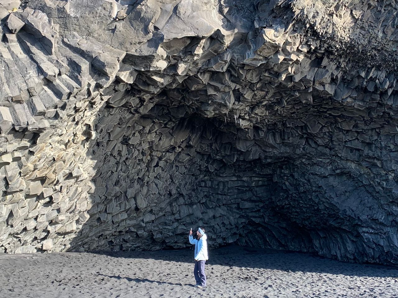 【冰島】雷尼斯黑沙灘 Reynisfjara Beach|黑沙灘成因、六邊型玄武岩柱 - 第12張圖 Reynisfjaraimg 1612