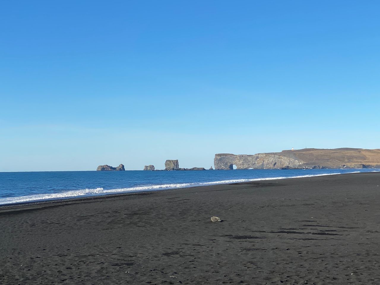 【冰島】雷尼斯黑沙灘 Reynisfjara Beach|黑沙灘成因、六邊型玄武岩柱 - 第5張圖 Reynisfjaraimg 2872