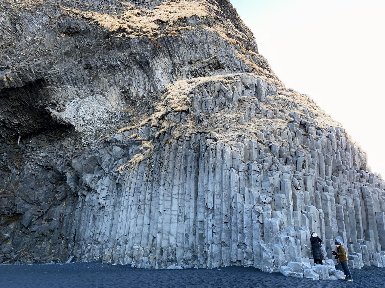 【冰島】雷尼斯黑沙灘 Reynisfjara Beach|黑沙灘成因、六邊型玄武岩柱 - 第1張圖 Reynisfjaraimg 2877