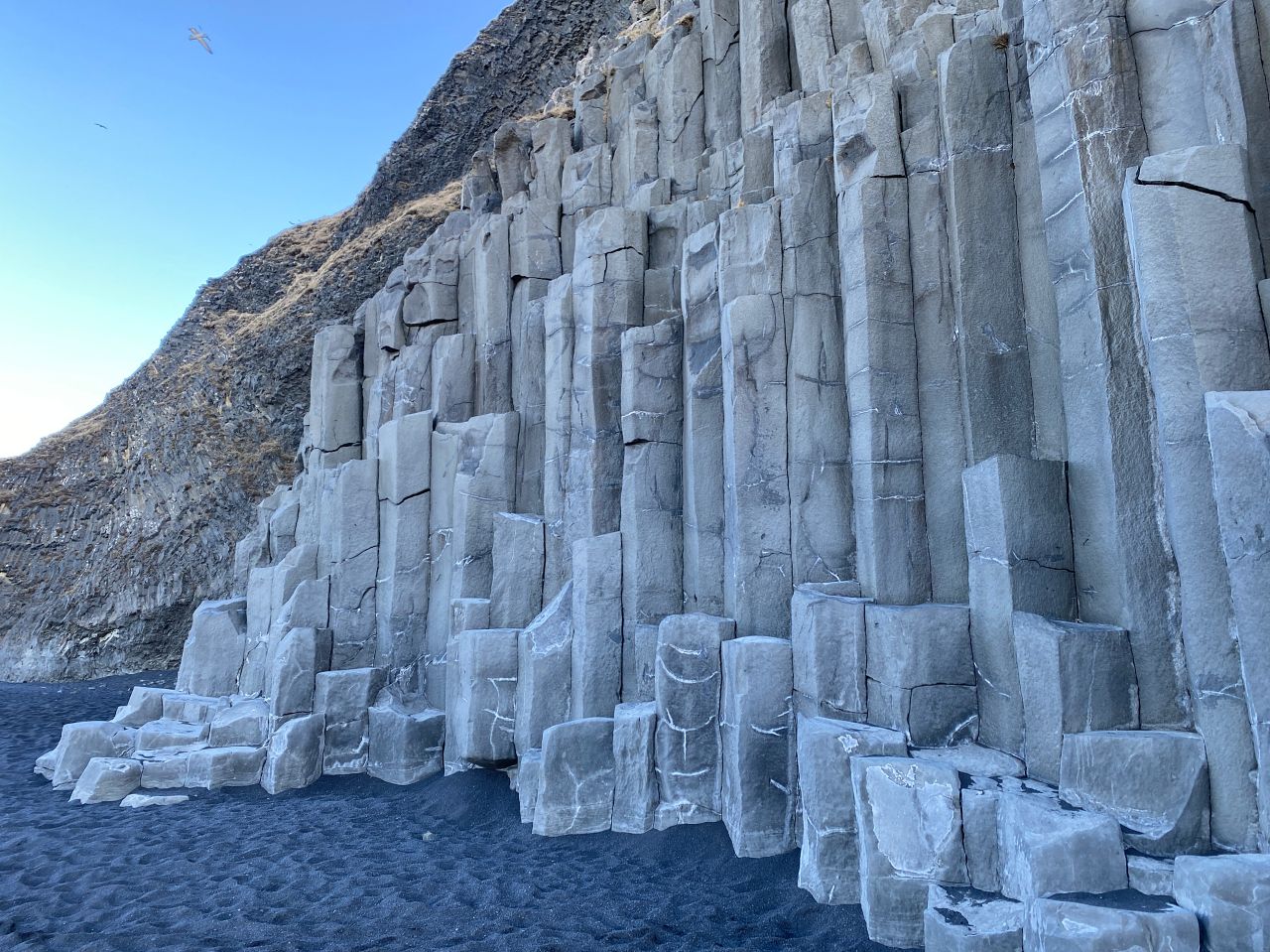 【冰島】雷尼斯黑沙灘 Reynisfjara Beach|黑沙灘成因、六邊型玄武岩柱 - 第8張圖 Reynisfjaraimg 2882