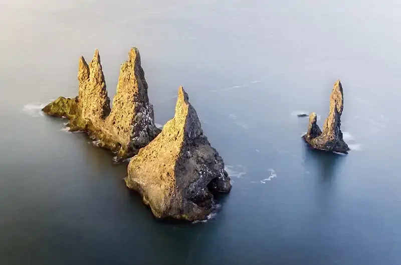【冰島】雷尼斯黑沙灘 Reynisfjara Beach|黑沙灘成因、六邊型玄武岩柱 - 第11張圖 visit Vik