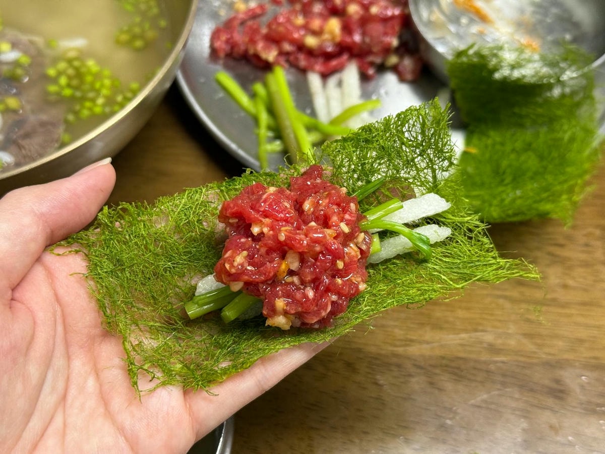 陵洞水芹菜|聖水洞必吃牛骨水芹湯、生拌牛肉老店推薦 - 第6張圖 Neungdongminariimg 4946