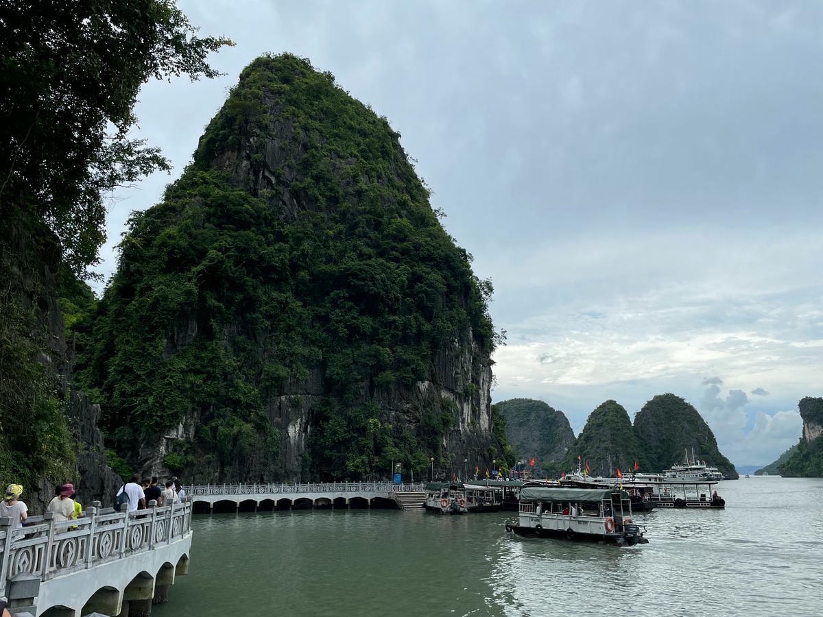 下龍灣必訪景點:驚訝洞與英雄島詳細介紹與遊玩重點 - 第15張圖 Sungsungsot