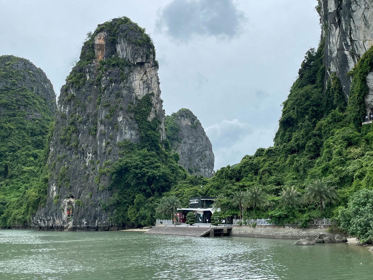 下龍灣必訪景點:驚訝洞與英雄島詳細介紹與遊玩重點 - 第2張圖 Sungsungsot