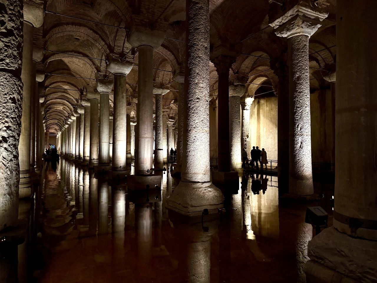 【伊斯坦堡地下水宮】梅杜莎之頭、336 根柱子之謎？門票與參觀攻略、深度歷史解密