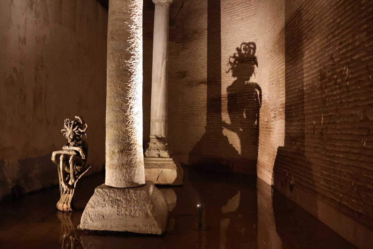 【伊斯坦堡地下水宮】梅杜莎之頭、336 根柱子之謎？門票與參觀攻略、深度歷史解密