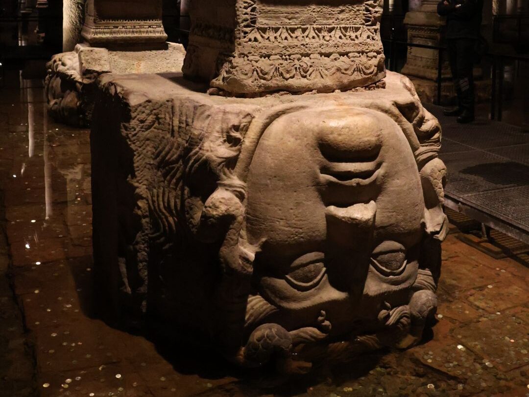 【伊斯坦堡地下水宮】梅杜莎之頭、336 根柱子之謎？門票與參觀攻略、深度歷史解密