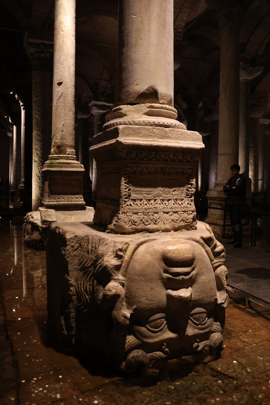 【伊斯坦堡地下水宮】梅杜莎之頭、336 根柱子之謎？門票與參觀攻略、深度歷史解密