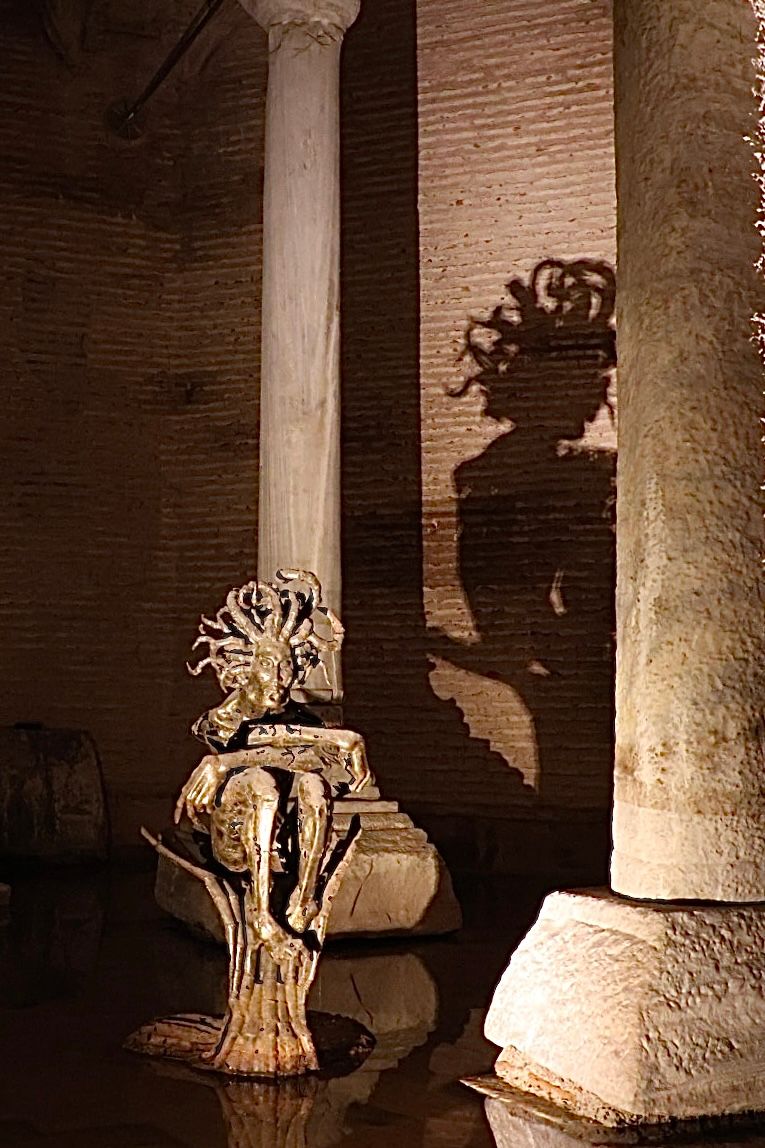 【伊斯坦堡地下水宮】梅杜莎之頭、336 根柱子之謎？門票與參觀攻略、深度歷史解密