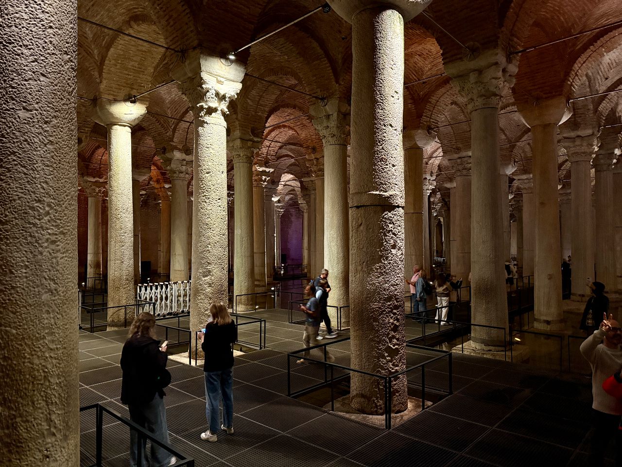 【伊斯坦堡地下水宮】梅杜莎之頭、336 根柱子之謎？門票與參觀攻略、深度歷史解密