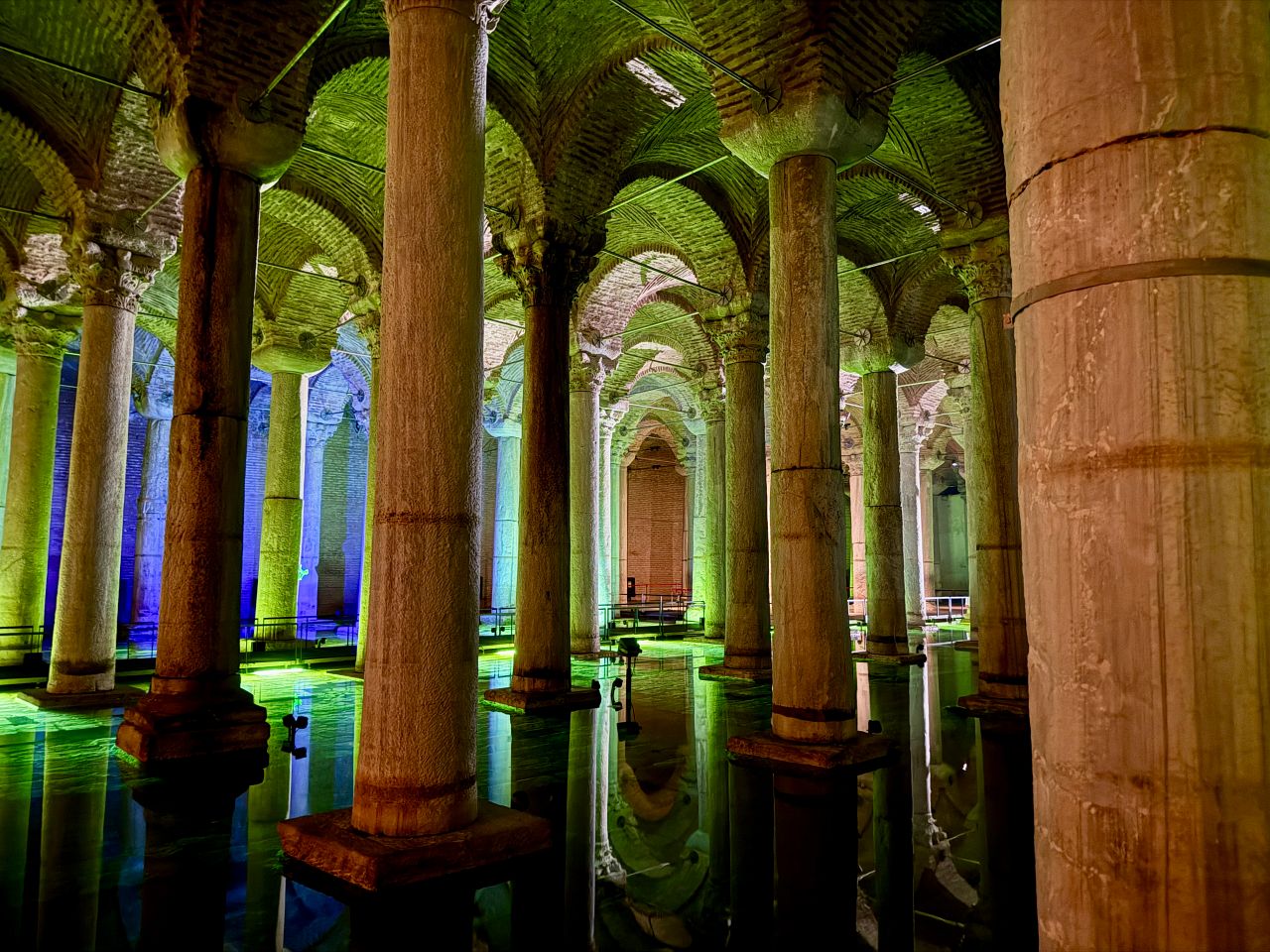 【伊斯坦堡地下水宮】梅杜莎之頭、336 根柱子之謎？門票與參觀攻略、深度歷史解密