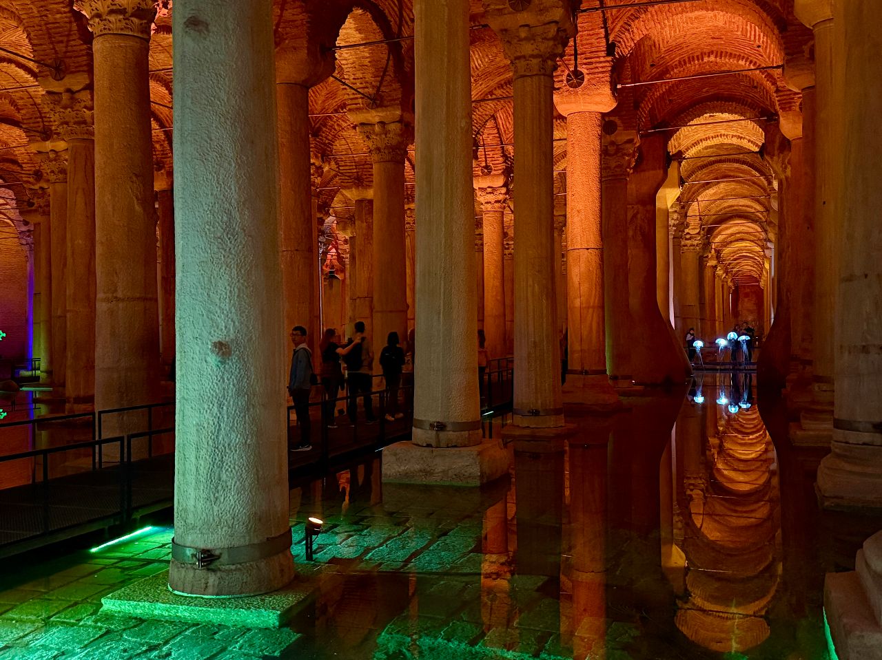 【伊斯坦堡地下水宮】梅杜莎之頭、336 根柱子之謎？門票與參觀攻略、深度歷史解密