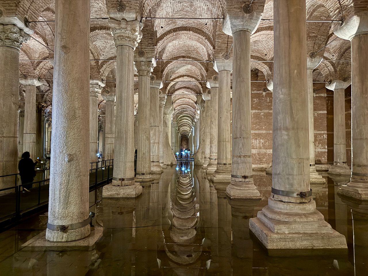 【伊斯坦堡地下水宮】梅杜莎之頭、336 根柱子之謎？門票與參觀攻略、深度歷史解密