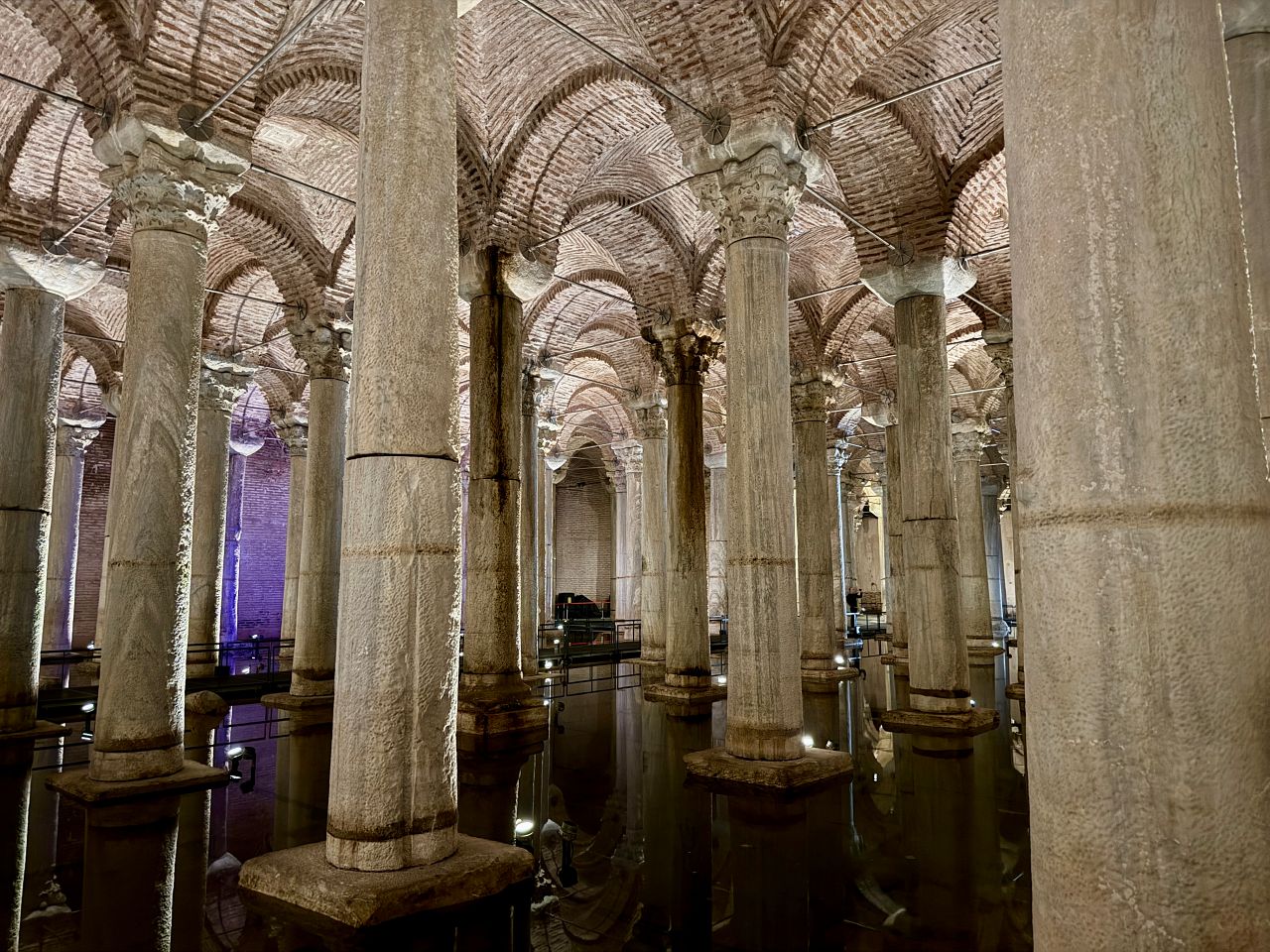 【伊斯坦堡地下水宮】梅杜莎之頭、336 根柱子之謎？門票與參觀攻略、深度歷史解密