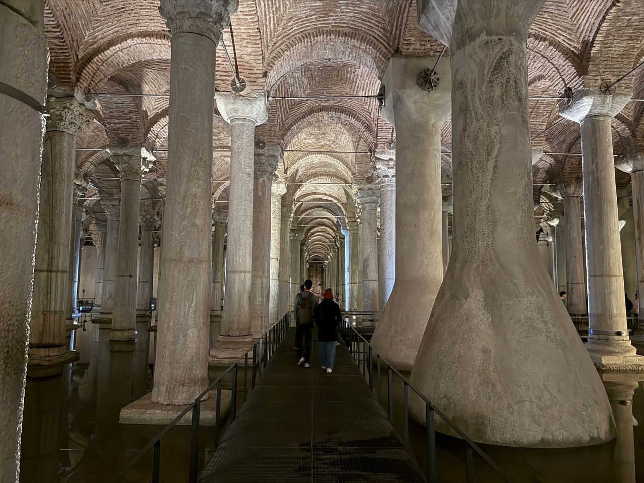 【伊斯坦堡地下水宮】梅杜莎之頭、336 根柱子之謎？門票與參觀攻略、深度歷史解密