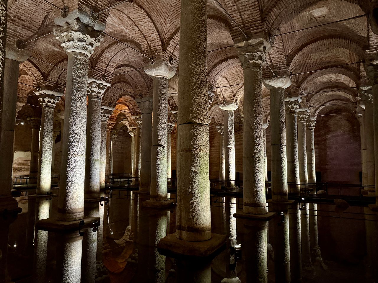 【伊斯坦堡地下水宮】梅杜莎之頭、336 根柱子之謎？門票與參觀攻略、深度歷史解密