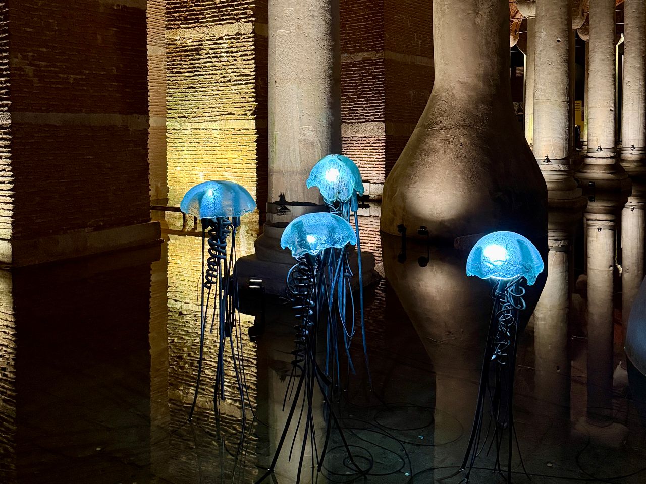 【伊斯坦堡地下水宮】梅杜莎之頭、336 根柱子之謎？門票與參觀攻略、深度歷史解密