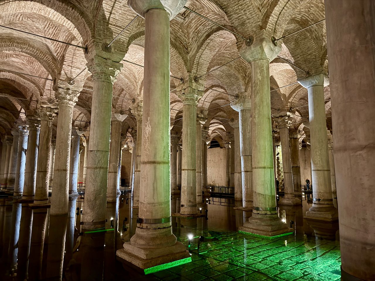 【伊斯坦堡地下水宮】梅杜莎之頭、336 根柱子之謎？門票與參觀攻略、深度歷史解密