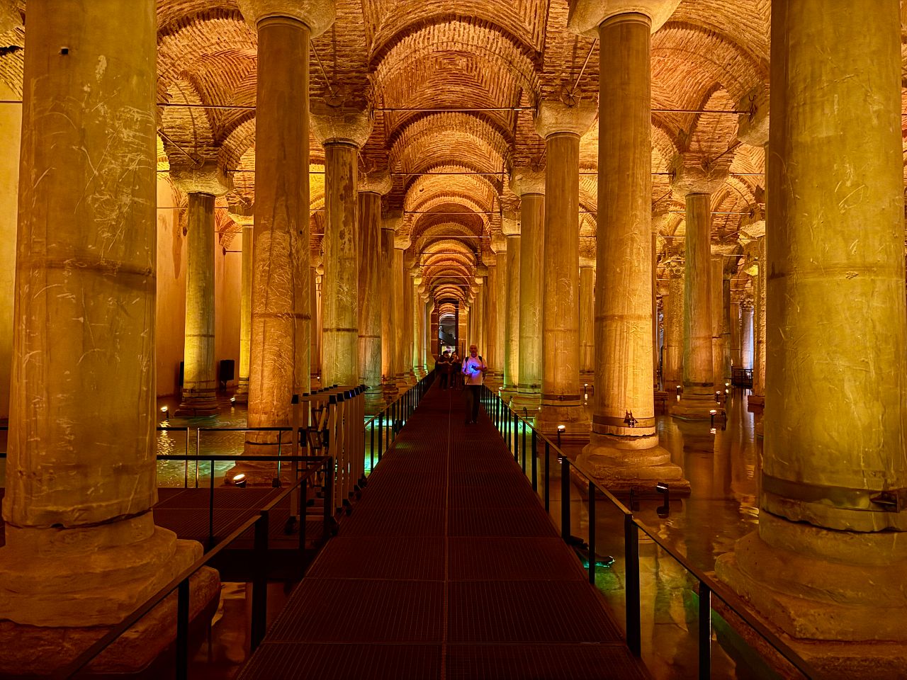 【伊斯坦堡地下水宮】梅杜莎之頭、336 根柱子之謎？門票與參觀攻略、深度歷史解密