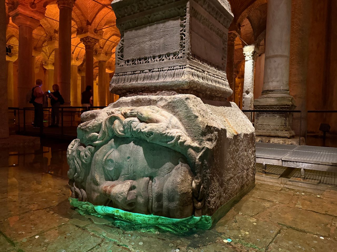 【伊斯坦堡地下水宮】梅杜莎之頭、336 根柱子之謎？門票與參觀攻略、深度歷史解密