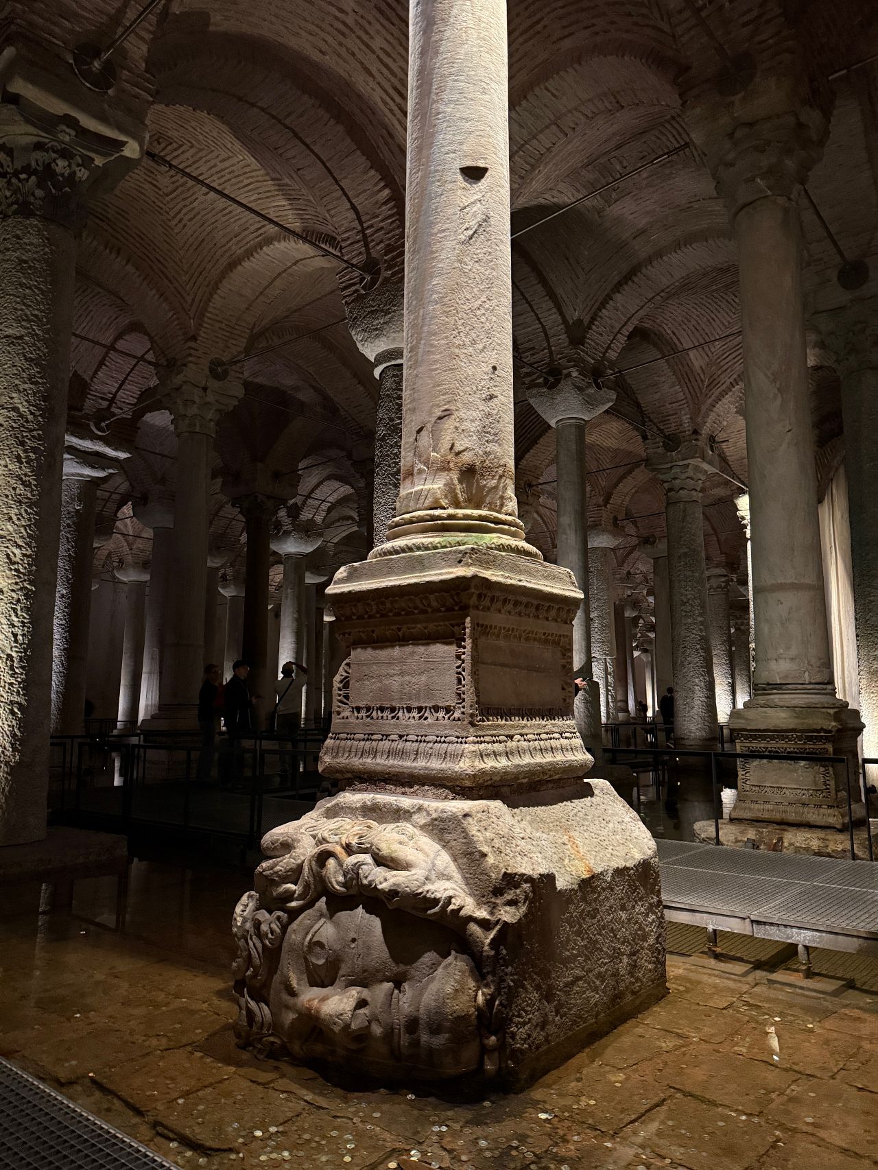 【伊斯坦堡地下水宮】梅杜莎之頭、336 根柱子之謎？門票與參觀攻略、深度歷史解密