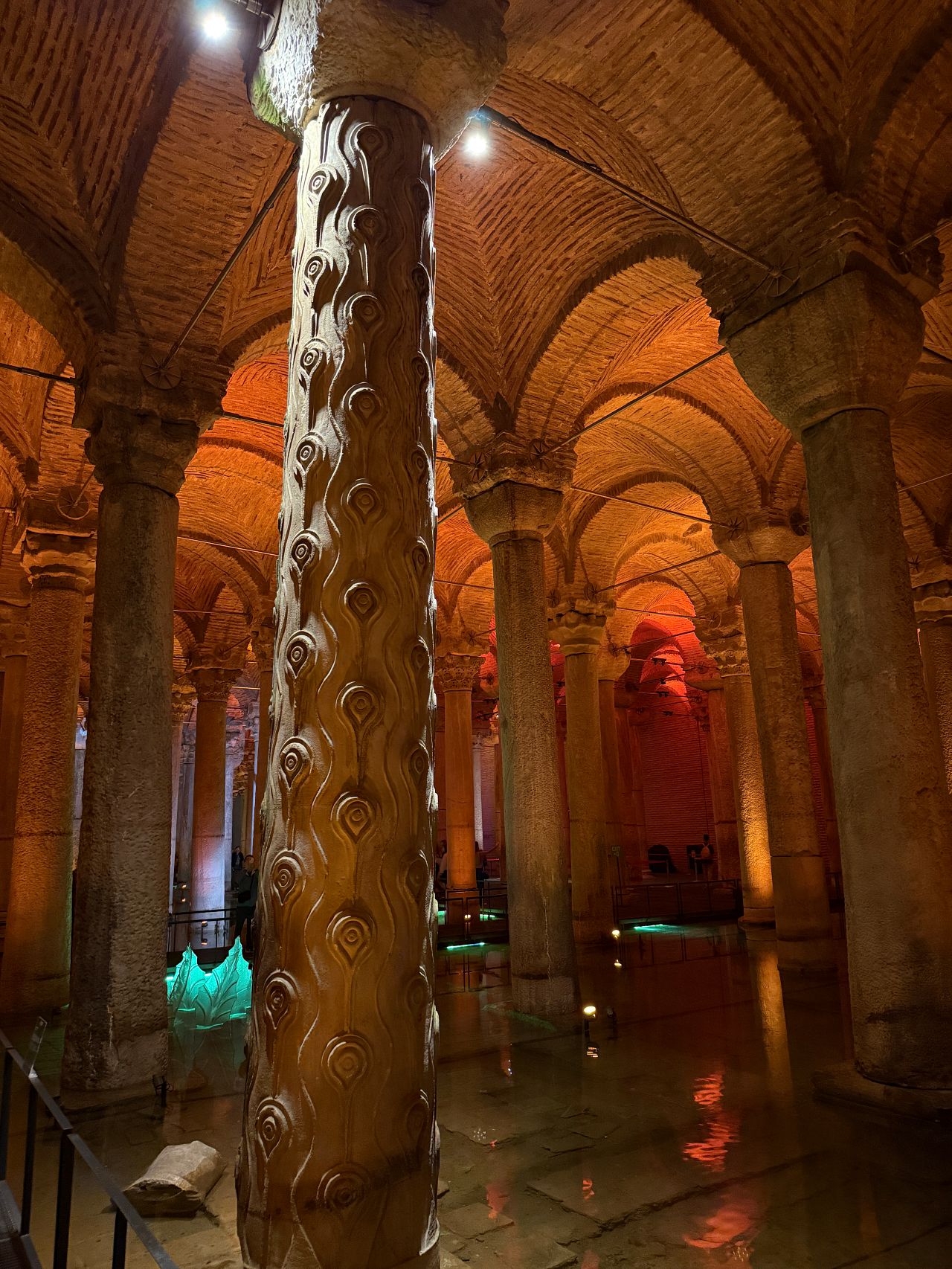 【伊斯坦堡地下水宮】梅杜莎之頭、336 根柱子之謎？門票與參觀攻略、深度歷史解密