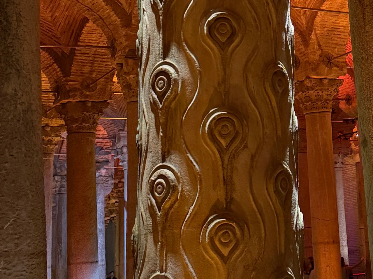 【伊斯坦堡地下水宮】梅杜莎之頭、336 根柱子之謎？門票與參觀攻略、深度歷史解密