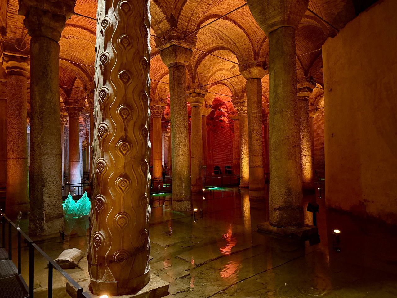 【伊斯坦堡地下水宮】梅杜莎之頭、336 根柱子之謎？門票與參觀攻略、深度歷史解密