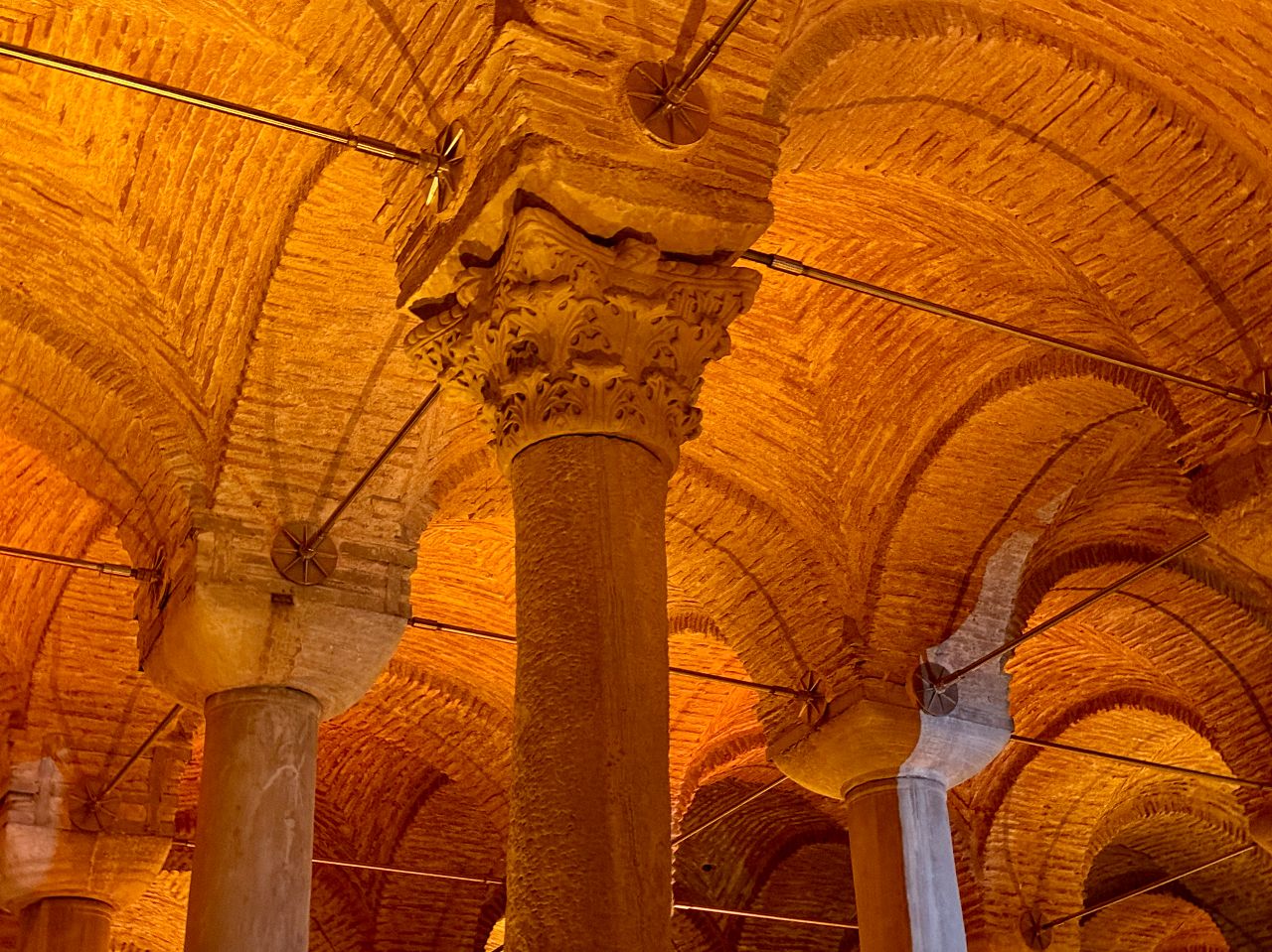 【伊斯坦堡地下水宮】梅杜莎之頭、336 根柱子之謎？門票與參觀攻略、深度歷史解密