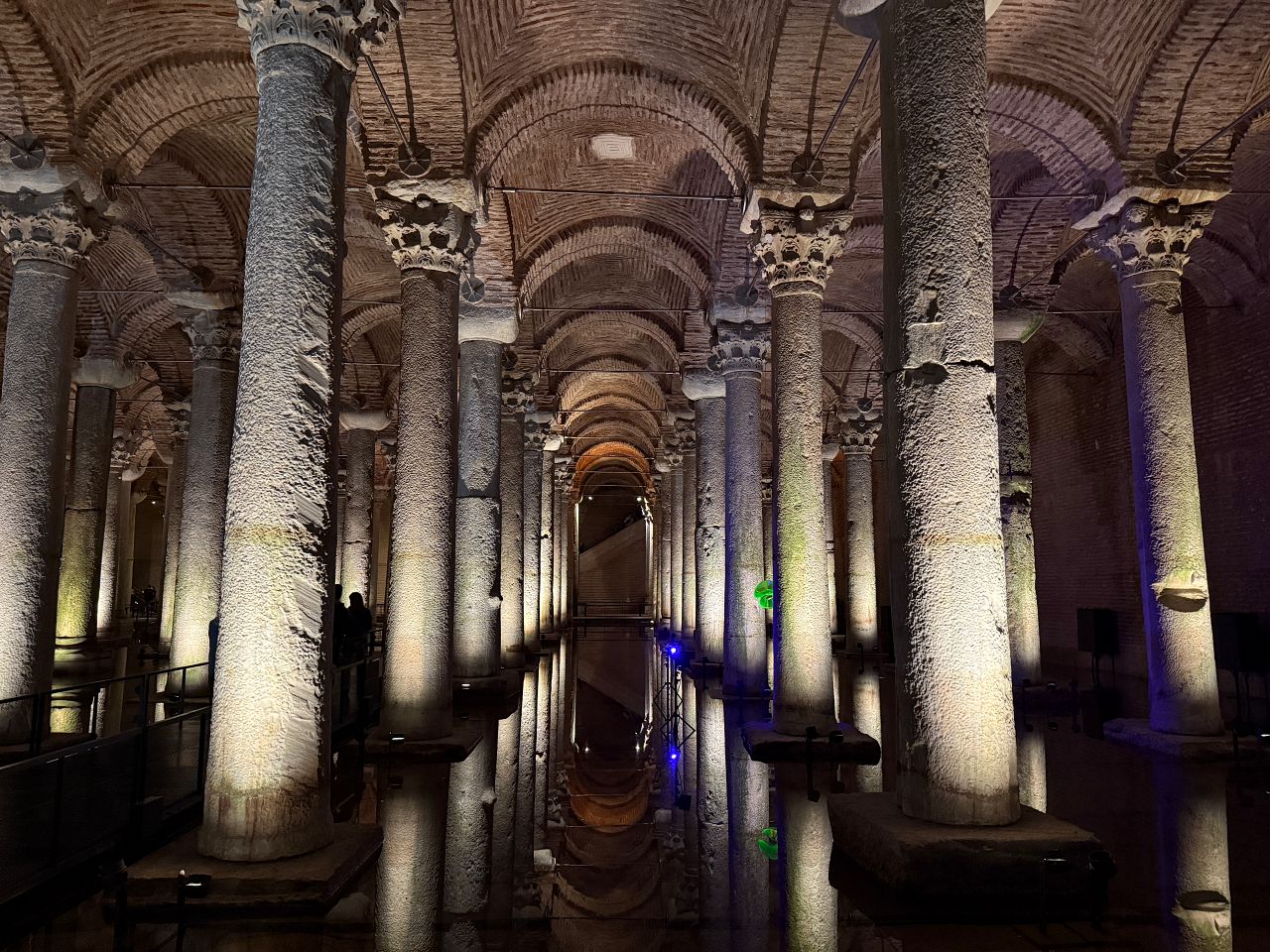 【伊斯坦堡地下水宮】梅杜莎之頭、336 根柱子之謎？門票與參觀攻略、深度歷史解密
