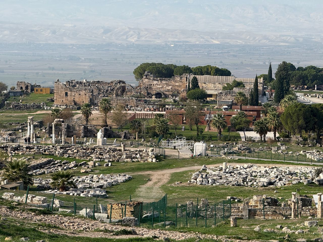 希拉波利斯古城攻略：羅馬大劇院、棉花堡、古墓區、門票交通地圖看這篇就夠！