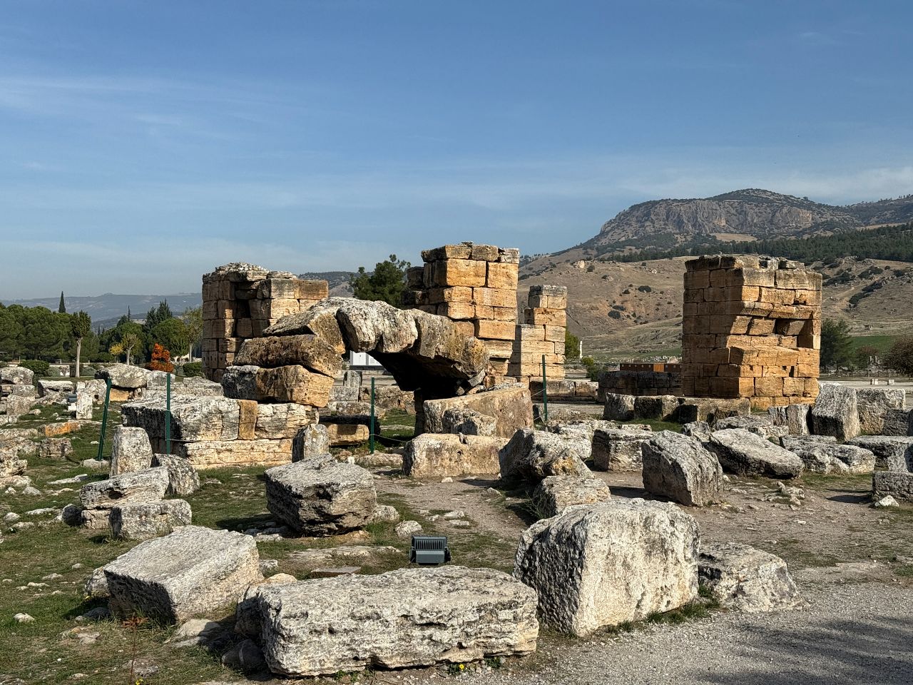 希拉波利斯古城攻略：羅馬大劇院、棉花堡、古墓區、門票交通地圖看這篇就夠！