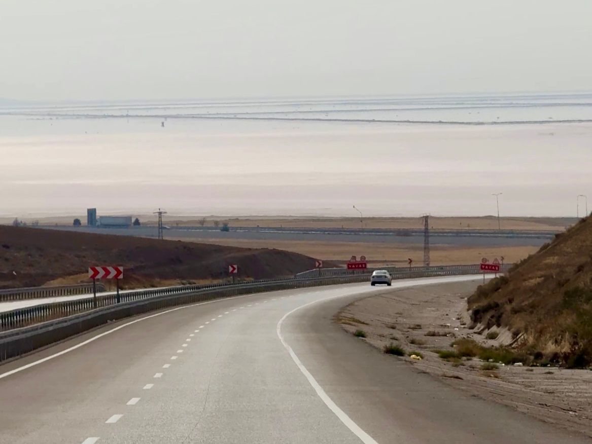 土耳其圖茲湖 (Tuz Gölü) 超完整攻略：粉紅湖季節、天空之鏡、交通與心得