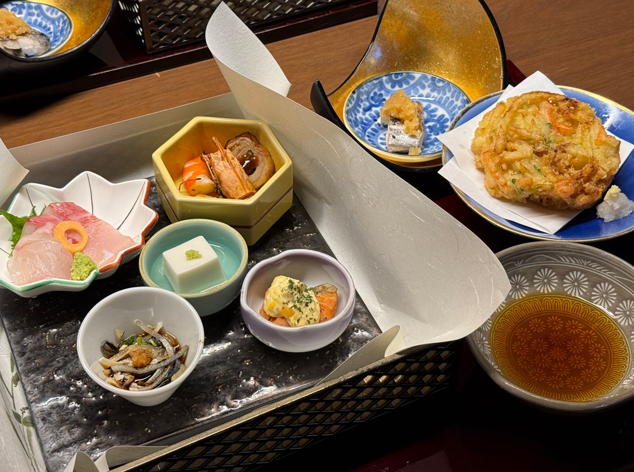 蒸蝦、柿子起司、河豚皮柚子醋、河豚白子豆腐、鮭魚、鰤魚和真鯛生魚片、炸蔬菜天婦羅、芝麻烤帶刀魚