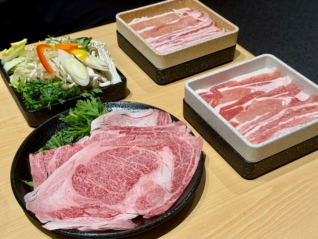 菜盤、豬肉和牛肉刷刷鍋