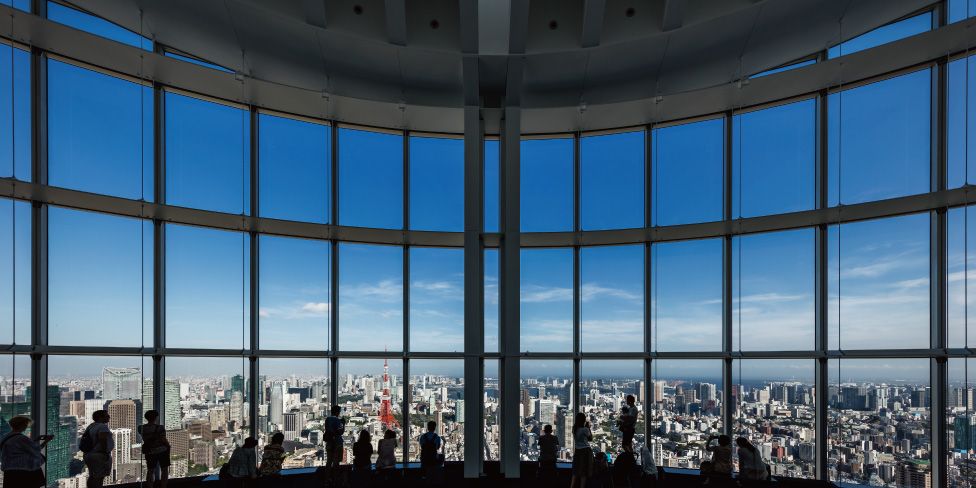 六本木之丘展望台 52 樓落地玻璃窗與東京鐵塔全景