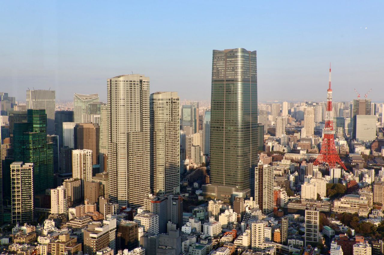 從六本木展望台看東京鐵塔左側的新宿高樓群
