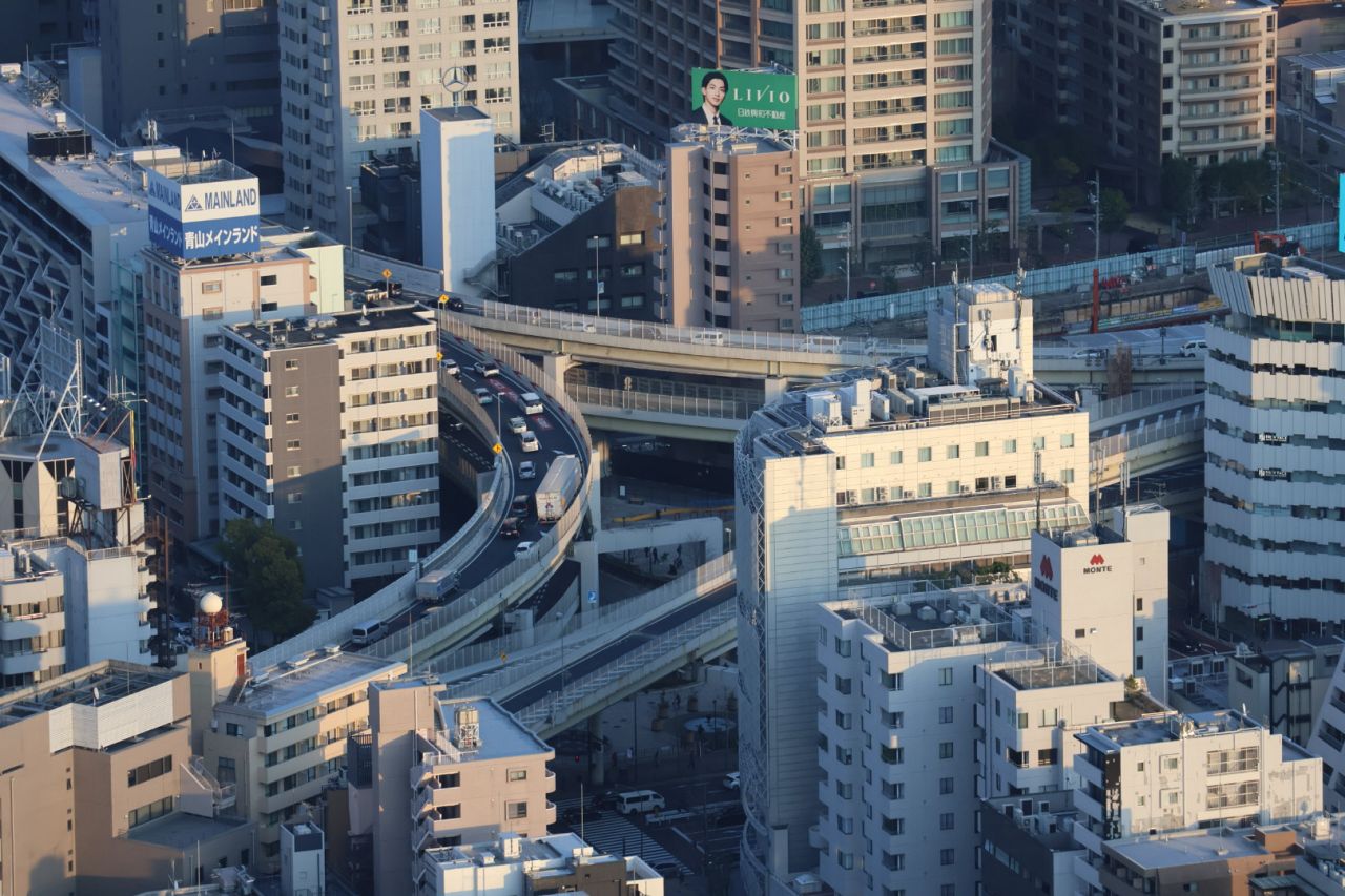六本木展望台俯瞰東京高速公路的車流