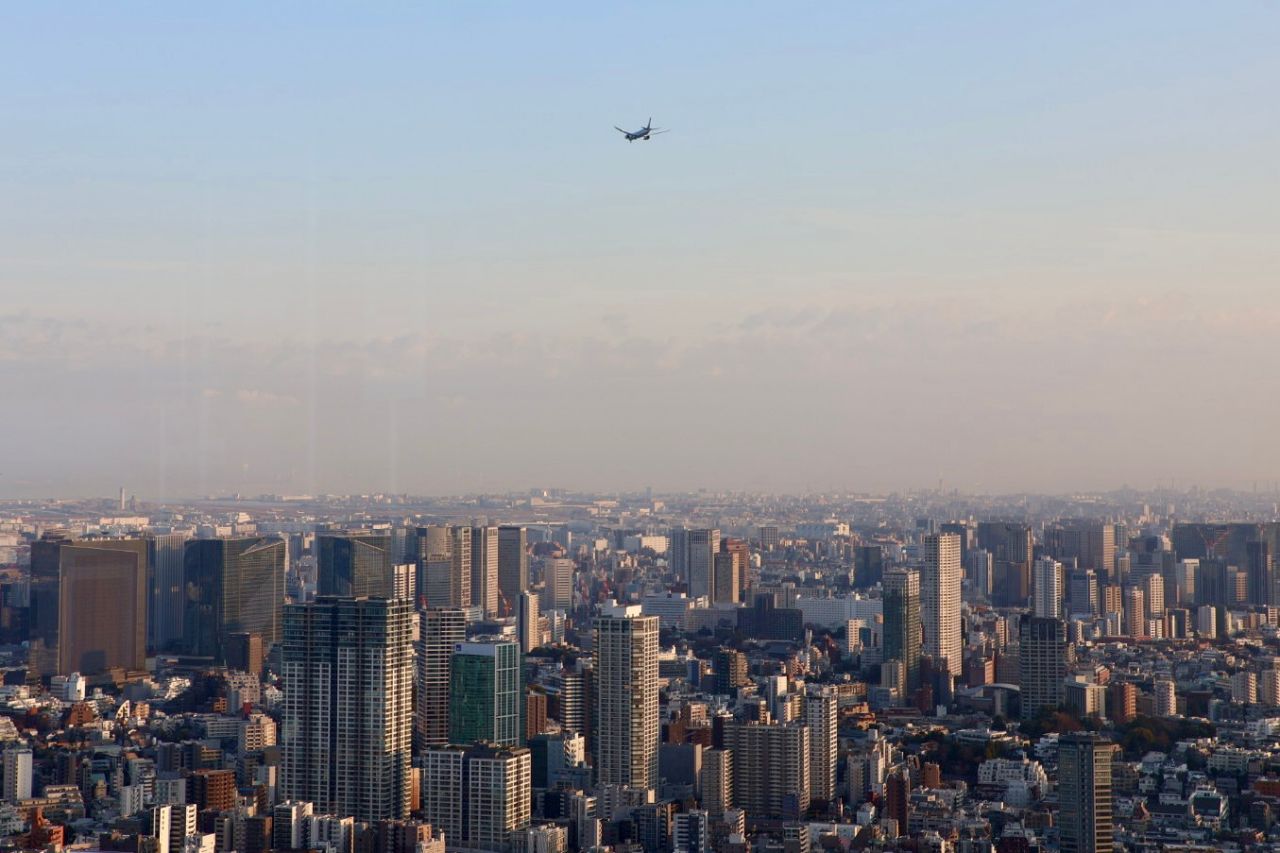六本木展望台向右可看到台場方向的海景與飛機