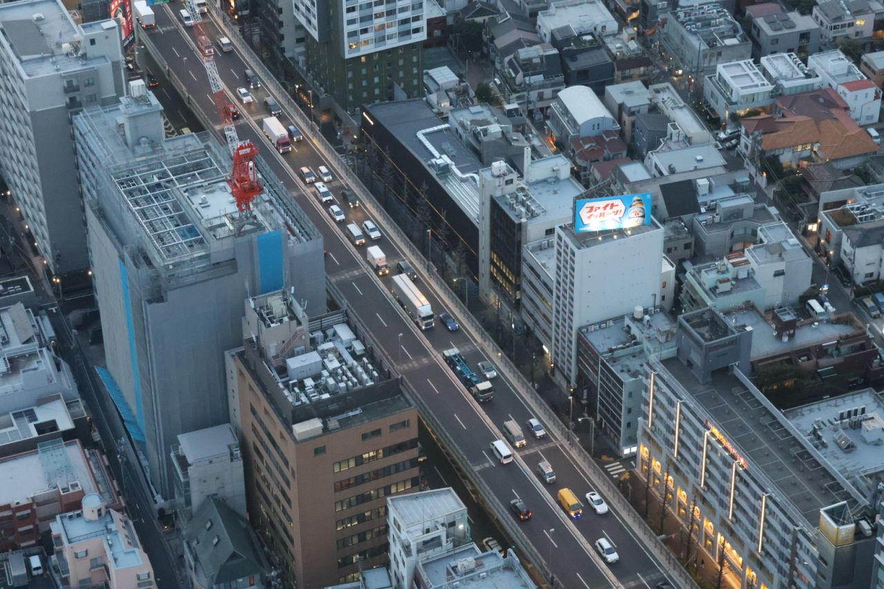 從六本木展望台 52 樓看東京密集的城市天際線