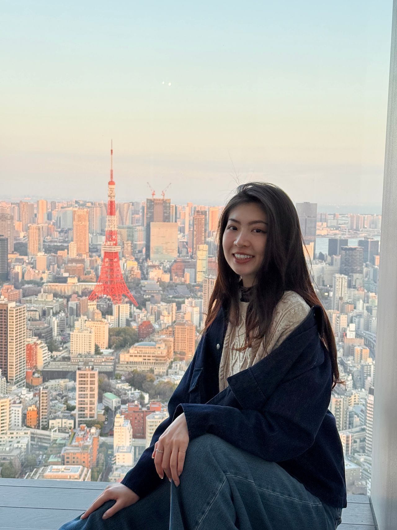隔著六本木展望台落地窗與東京鐵塔合影