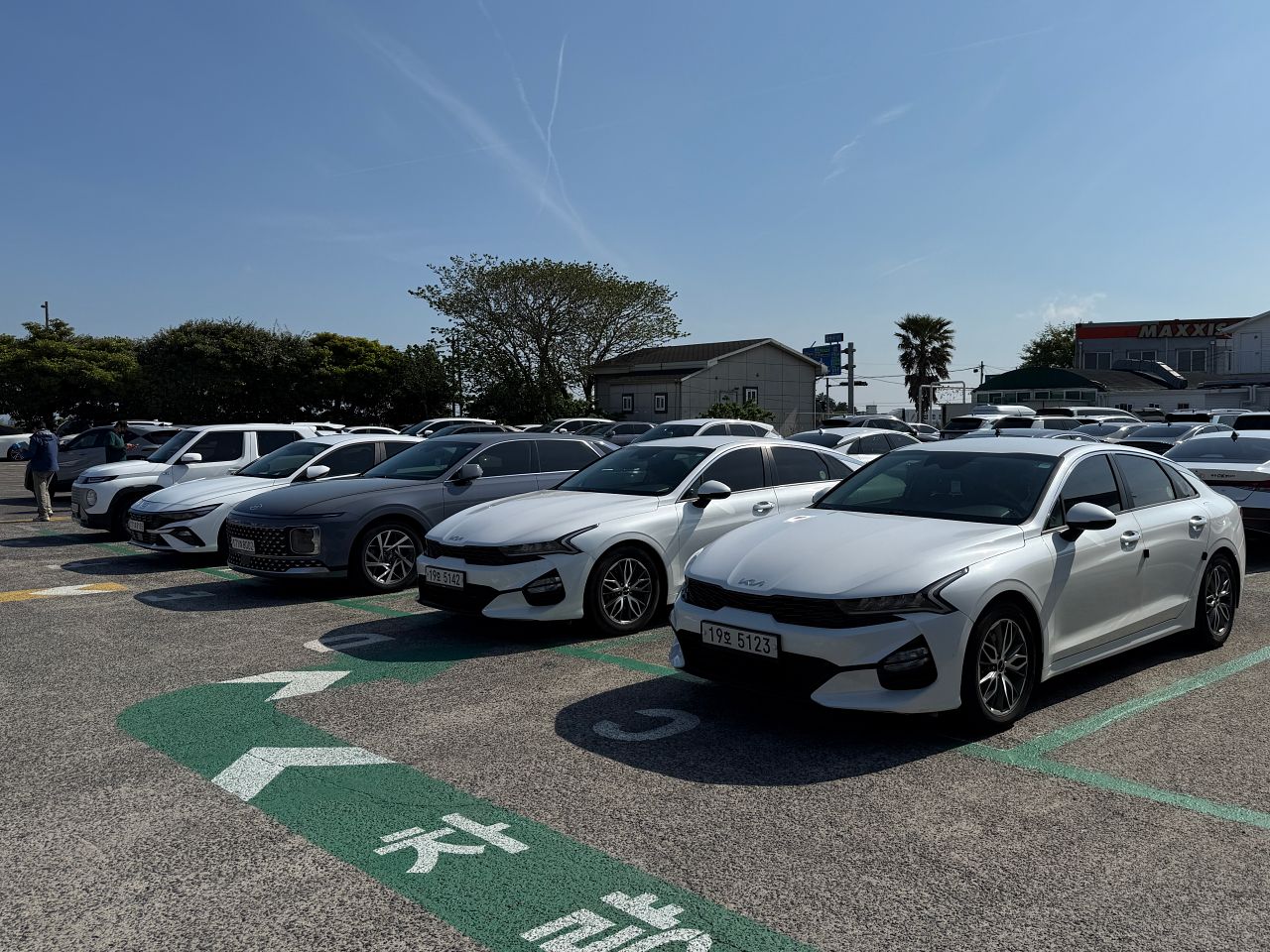 濟州島租車租到的 Kia K5，後車廂放入三個中型行李箱空間足夠