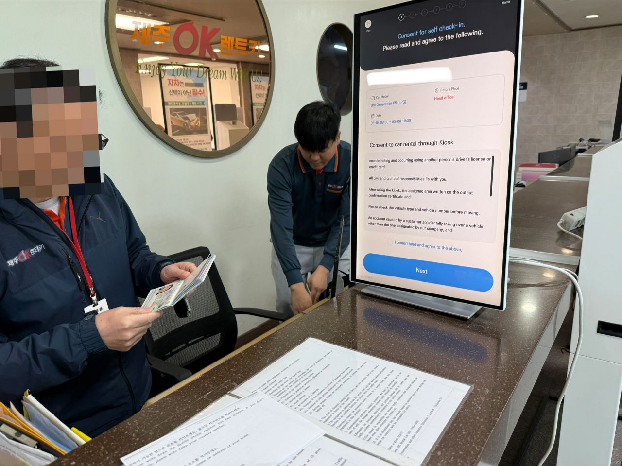 OK Rent a Car 濟州機場租車中心櫃檯辦理取車手續