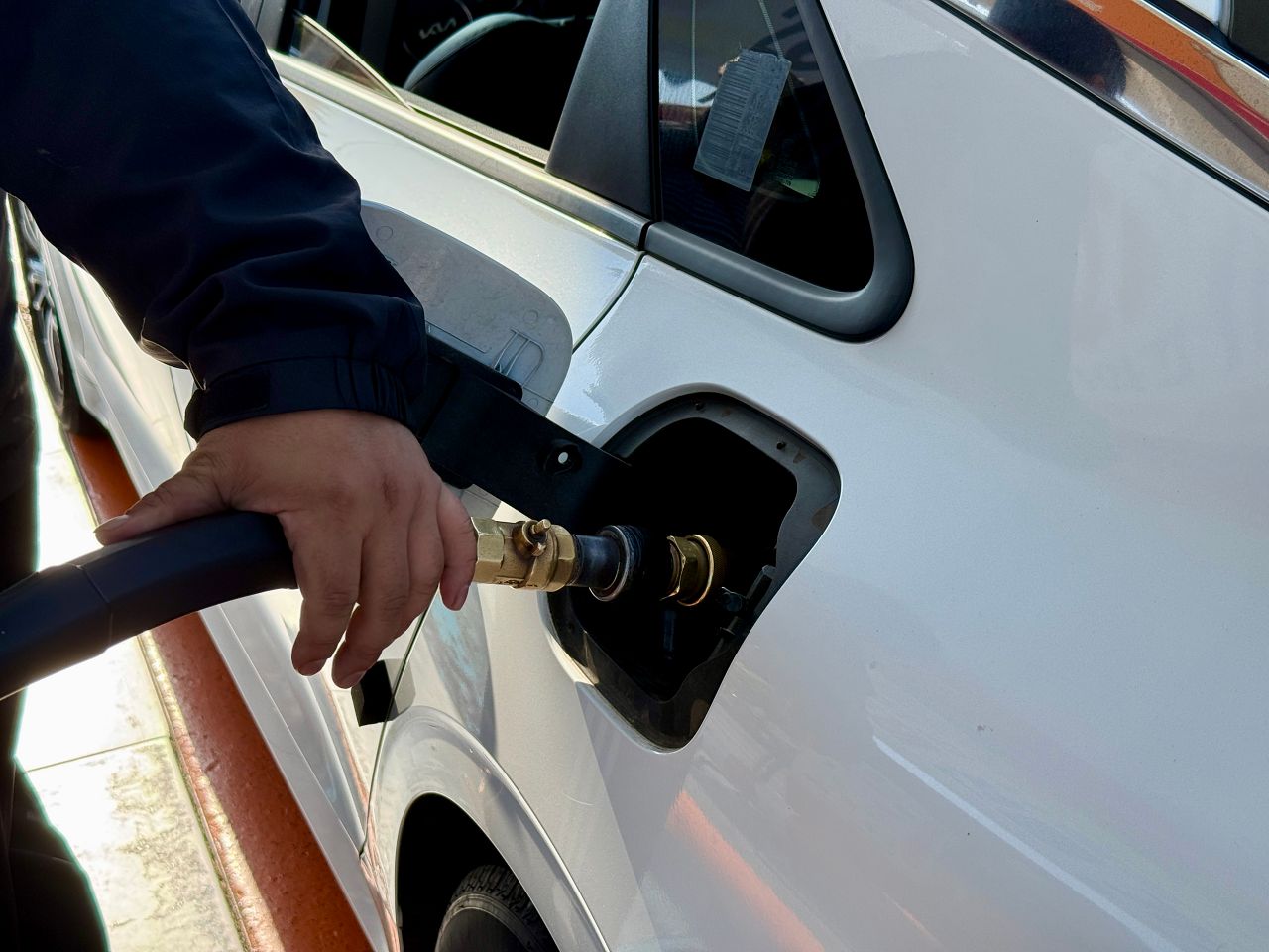 在韓國加氣站為瓦斯車（LPG）加瓦斯的過程