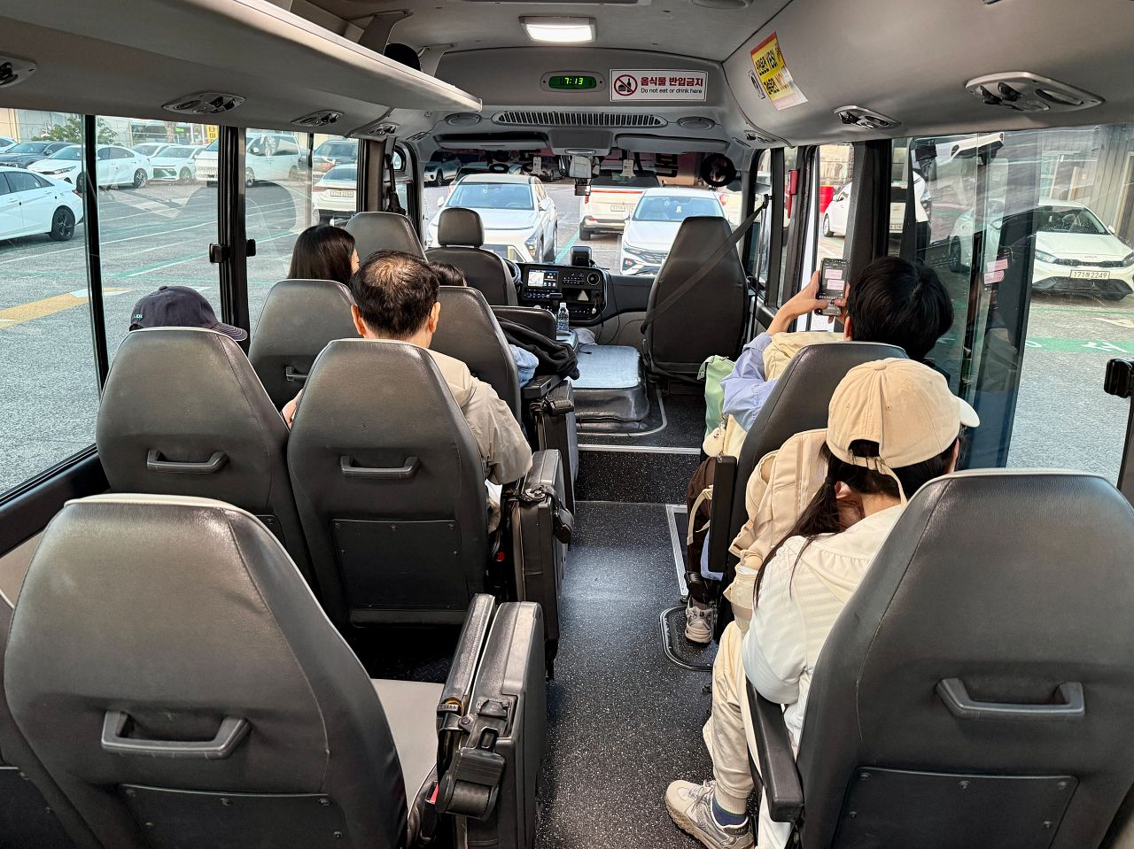 OK Rent a Car 18 人座接駁車座位寬敞