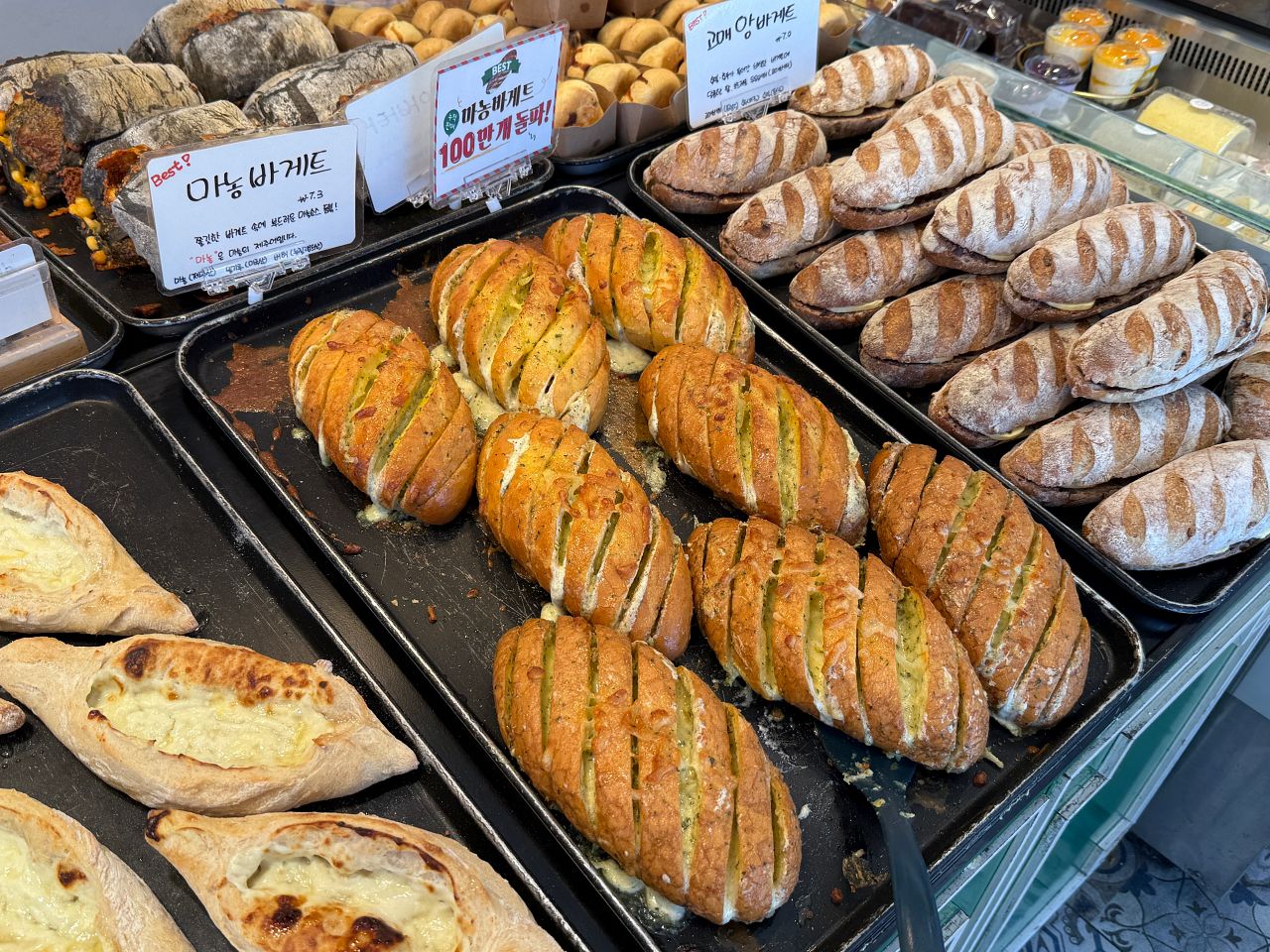 濟州島大蒜麵包 Audrant Bakery 攻略|咸德本店招牌大蒜麵包、出爐時間、分店資訊與怎麼帶回台灣 - 第2張圖 Audrant Bakery 招牌大蒜麵包,外層微脆、內裡濕潤且滿滿大蒜奶油醬