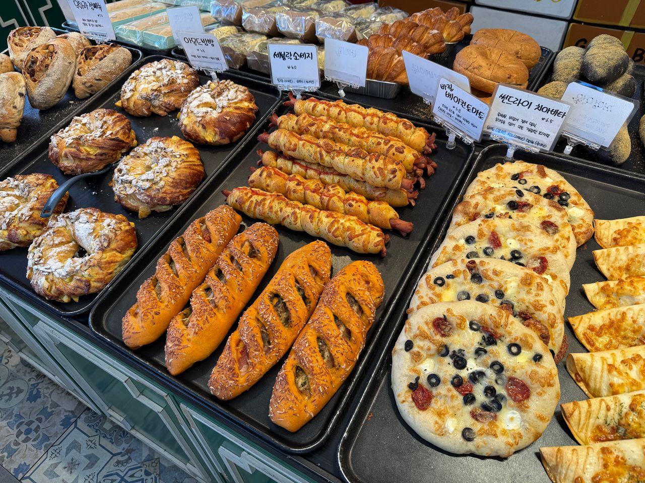 濟州島大蒜麵包 Audrant Bakery 攻略|咸德本店招牌大蒜麵包、出爐時間、分店資訊與怎麼帶回台灣 - 第8張圖 Audrant Bakery 麵包櫃擺滿各種口味的麵包